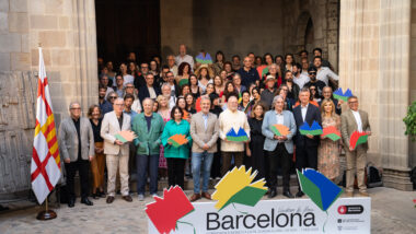 Fotografia de grup de les personalitats assistents a la presentació del programa de Barcelona a la FIL.