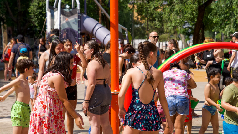 Jocs infantils a la plaça Maresme©Júlia Arnau