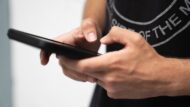 persona fent servir un telèfon mòbil.