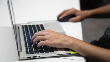 persona fent servir un ordinador portàtil