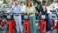 La tinenta d'alcaldia de transició ecològica, Núria Bonet, a una estació de Bicing