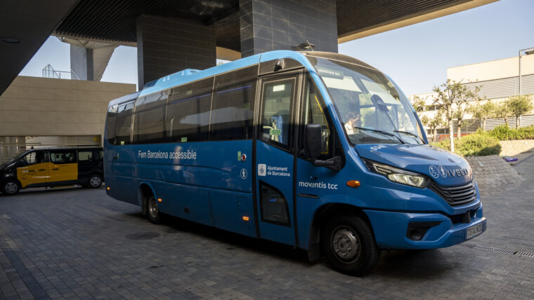 Fotografia d'un dels nous autobusos. És de color blau i té escrit: Fem Barcelona Accessible.