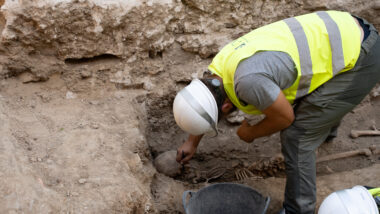 Detall d&#039;un trebalaldor inspeccionant ossos en la troballa. Autor: Martí Petit.