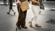 Una dona acompaya a una altra dona més gran.