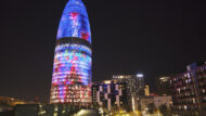 Vista nocturna de la Torre Barcelona il·luminada