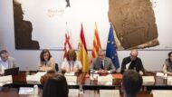 Jaume Collboni, alcalde de Barcelona, Laia Bonet, primera tinenta d’alcaldia, i Jordi Valls, cinquè tinent d’alcaldia, reunits amb els representants d'Airbnb a la Sala Tàpies de l'Ajuntament de Barcelona. Autor: Martí Petit