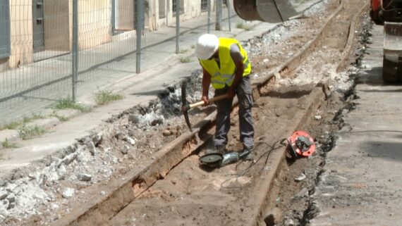 Operari treballant en les obres del carrer Taulat. Imatge extreta de Betevé
