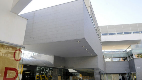 Façana de la Biblioteca Fort Pienc