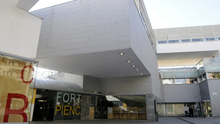 Façana de la Biblioteca Fort Pienc