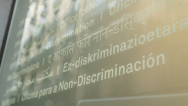 Façana de vidre de l&#039;Oficina per la No Discriminació