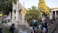 Grup de persones al voltant del memorial al servei de la mort.