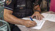Agent de la Guàrdia Urbana obrint diligències després d'un dispositiu d'inspecció de terrasses a la Barceloneta