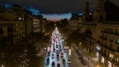 Vista aèria de la Gran Via de les Corts Catalanes, a prop de la cruïlla del passeig de Gràcia, al capvespre amb els cotxes circulant sota els llums de Nadal. Autora: Paula Jaume