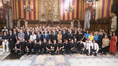 Fotografia de família de l'acte de benvinguda a 60 nous bombers i bomberes