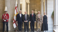 L'Alcalde Jaume Collboni posa amb els quatre darrers alcaldes i l'alcaldessa que han rebut la Medalla d'Or de la Ciutat
