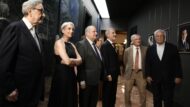 L'alcaldessa Ada Colau i els alcaldes Narcís Serra, Joan Clos, Jordi Hereu i Xavier Trias i Jaume Collboni davant de la Galeria dels alcaldes a l'Ajuntament.