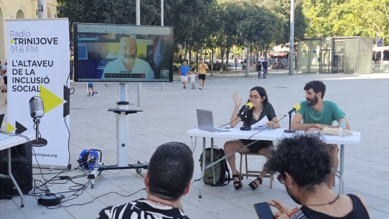 Gravació al carrer del podcast La Crida amb Laura i Albert a la taula, Antonio Aretxabala a la pantalla i públic