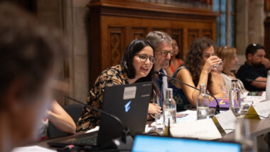 Una persona intervé a la sessió plenària de la Taula d&#039;impuls de l&#039;Estratègia de lluita contra la pobresa infantil a Barcelona 2025-2030