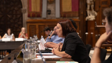Una persona intervé a la sessió plenària de la Taula d&#039;impuls de l&#039;Estratègia de lluita contra la pobresa infantil a Barcelona 2025-2030