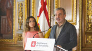 Jaume Collboni parlant des d'un faristol amb Marta Salicrú al costat.