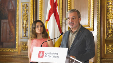 Jaume Collboni parlant des d&#039;un faristol amb Marta Salicrú al costat.