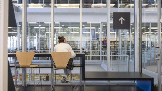 Noia amb auriculars a la Biblioteca Sagrada Família - Josep M. Ainaud de Lasarte