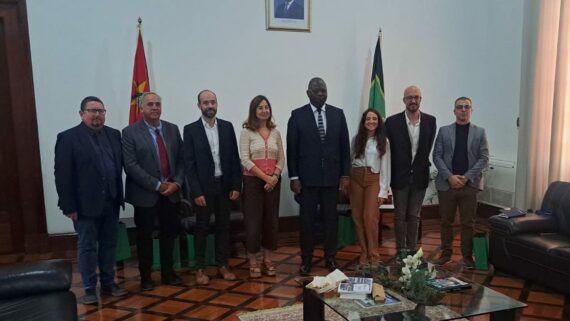 Fotografia dels representants institucionals durant una visita a Maputo.