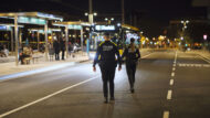 Una parella d'agents de la Guàrdia Urbana patrullen de nit
