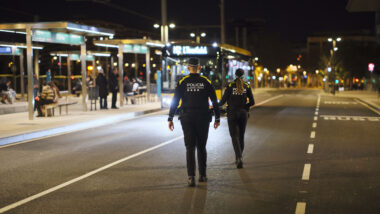 Una parella d&#039;agents de la Guàrdia Urbana patrullen de nit