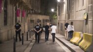 Una parella d'agents de la Guàrdia Urbana patrullen de nit