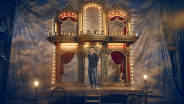 L&#039;autor del cartell, Lluís Danés, retratat amb el carro que ha creat per a la Mercè 2025