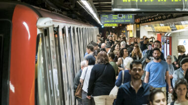 Persones entrant i sortint del metro en estació de la L4