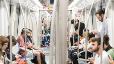 Passatgers en un vagó de metro