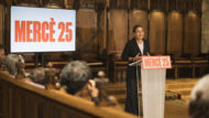 Emma Vilarasau, la pregonera de les festes de la Mercè 2025, fa un discurs al Saló de Cent durant la presentació del nou cartell del 2025