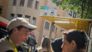 Informadors explicant els canvis de mobilitat a Amigó i Muntaner.