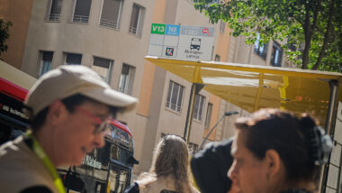 Informadors explicant els canvis de mobilitat a Amigó i Muntaner.