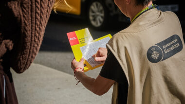 Informadors explicant els canvis de mobilitat a Amigó i Muntaner.