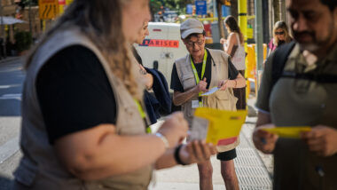 Informadors explicant els canvis de mobilitat a Amigó i Muntaner.