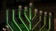 Canelobre de 9 braços il·luminat a la plaça de Sant Jaume durant la celebració de la Hanukkà 2023. Autora: Mariona Gil
