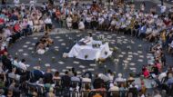 Perspectiva, a vista d’ocell, de la plaça de Sant Jaume amb una gran rotllana de gent asseguda amb motiu de l'acte interreligiós "La pau del cor", inclòs dins el programa de la Setmana per la Pau - Arcadi Oliveres 2022. Autora: Laura Guerrero