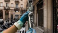 Un treballador del servei de neteja retira tots els adhesius enganxats a un senyal vertical