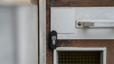 Detall del pany de la porta d&#039;entrada d&#039;un edifici