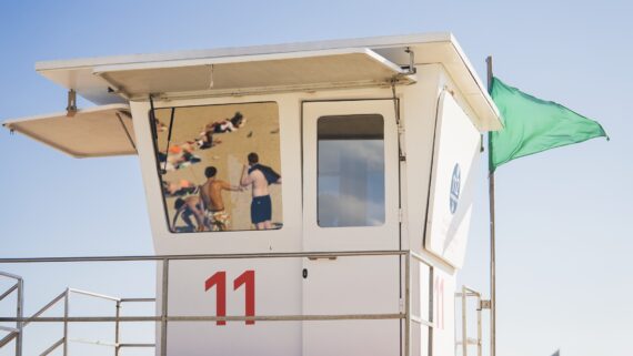 Bandera verda onejant al quiosc del servei de socorrisme en una platja de Barcelona