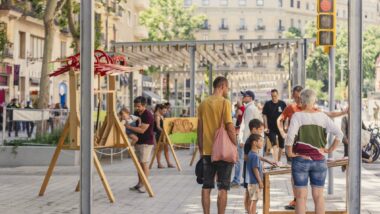 Parc infantil de fusta amb famílies en la inauguració de la ronda de Sant Antoni. Autora: Júlia Arnau.