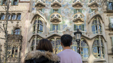 dos turistes davant de la Casa Batlló.