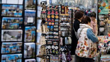 turistes a una botiga de La Rambla.