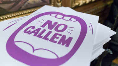 Imatge del logotip del protocol &quot;No callem&quot;. És una boca oberta amb el text No callem que gartanteix que les sales d&#039;oci nocturn tinguin mesures de prevenció en cas d’assetjament sexual o agressions sexistes en aquests espais.