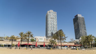 Imatge des de la platja de la façana marítima amb els locals d&#039;oci nocturn de Barcelona. Al fins de la imatge, les anomenades torre Maphre.