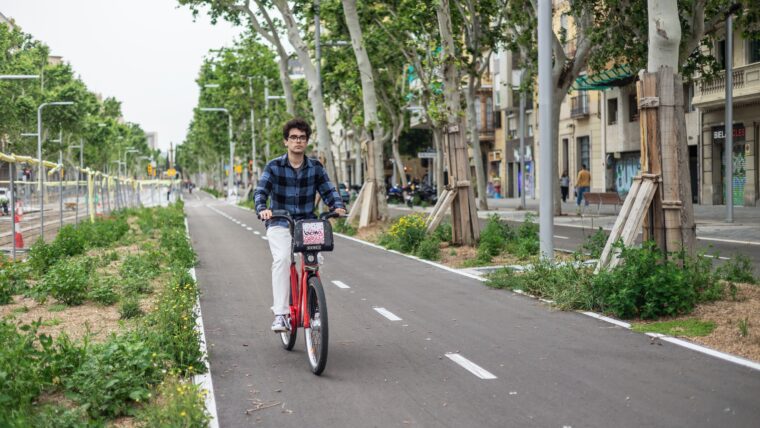Un noi va amb bicicleta pel carril bici de l’Avinguda Diagonal.
