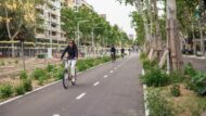 Diverses persones circulen en bicicleta o patinet elèctric pel carril bici de l’Avinguda Diagonal.